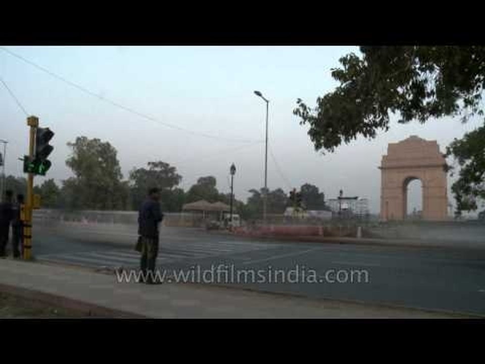 Watch Delhi get dark before your eyes! Traffic at India Gate, New Delhi, at dusk