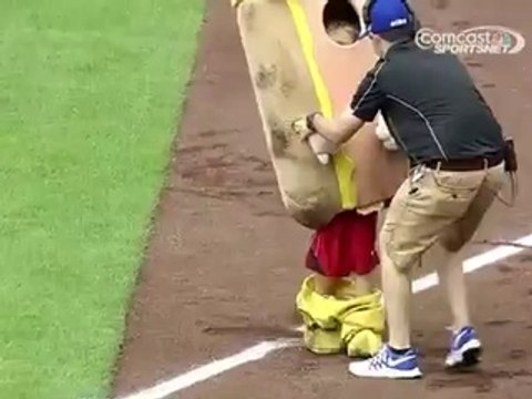 Hilário! Mascote cai e garante boas risadas ao público