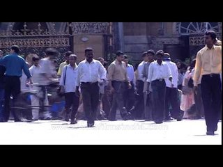 People crossing busy street in front of Brihanmumbai Municipal Corporation