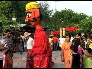 Funny Ravana effigy enthrals the audience unaware that Dussehra is aproaching!