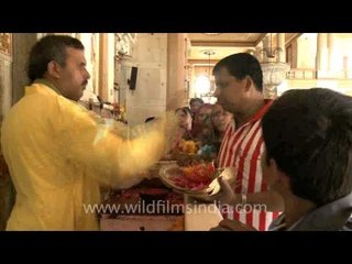 Speedy Pujari - Hindu priest putting vermillion on devotees fast forwarded!