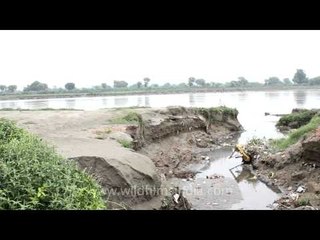 People bathe and throw garbage in the same holy water of river Yamuna??