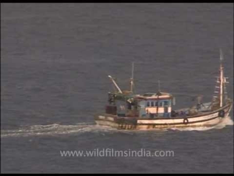 Large beaches and small boats in Goa