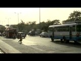 Jaywalking in India: Woman crosses the Ring Road in busy traffic!