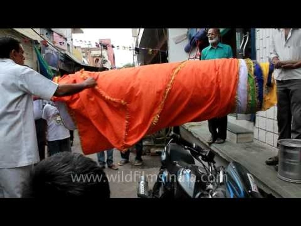 Huge roll of the 600 mts long sheet for offering at the Taj Mahal!