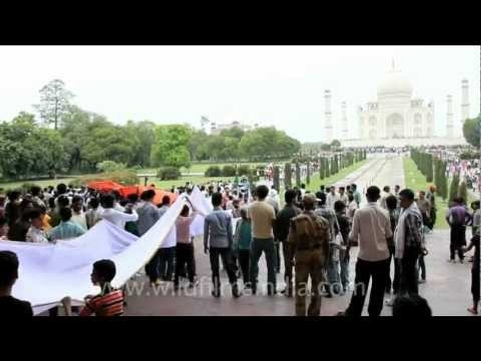 People gather at the Taj Mahal with a 600 mts long gift!!