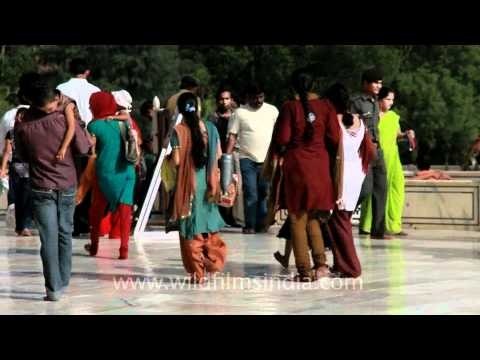 The Taj Mahal is never short of visitors!!