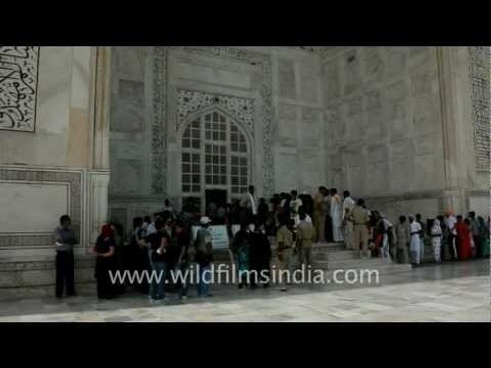 The Taj Mahal mosque stands next to the Taj!!