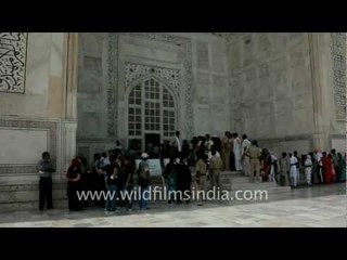 The Taj Mahal mosque stands next to the Taj!!