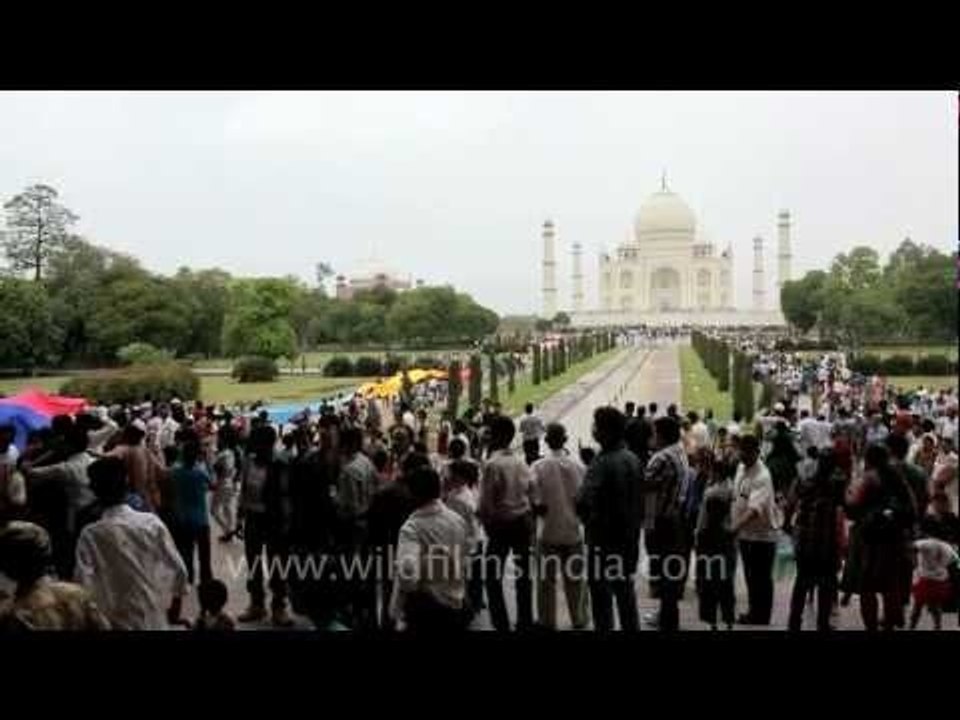 Great birthday remembrance for the Great emperor at Taj Mahal