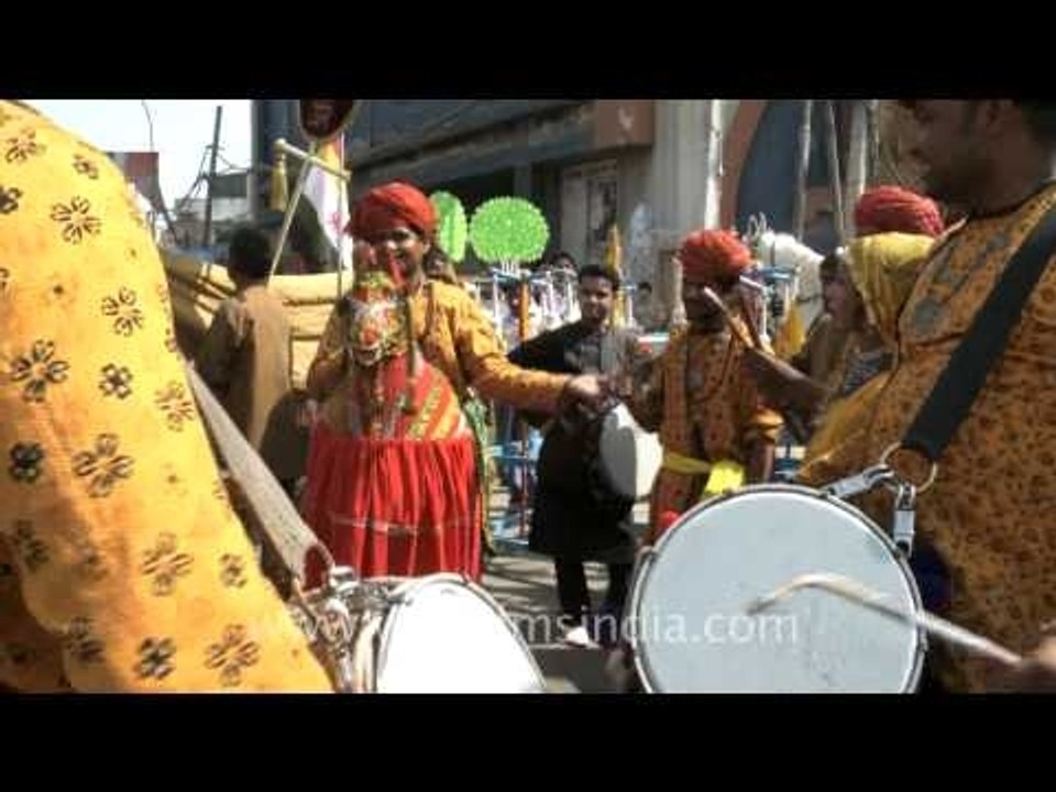 Devotees dancing on the beats, Mahavir jayanti