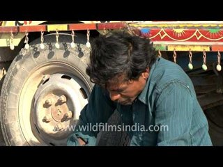 A salt worker couple having lunch, Gujarat