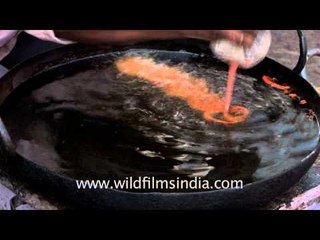 Dancing Jalebis in hot oil!