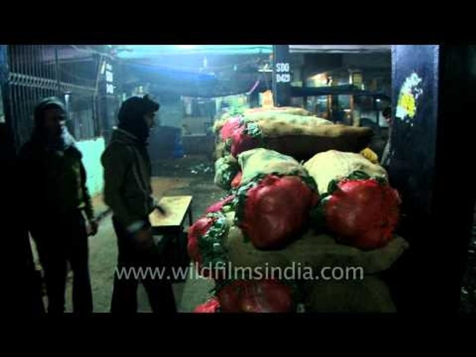 Azadpur mandi, unloading of goods