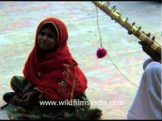 Little girl singing, Pushkar