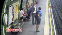 Bebek arabası metro raylarına düştü!
