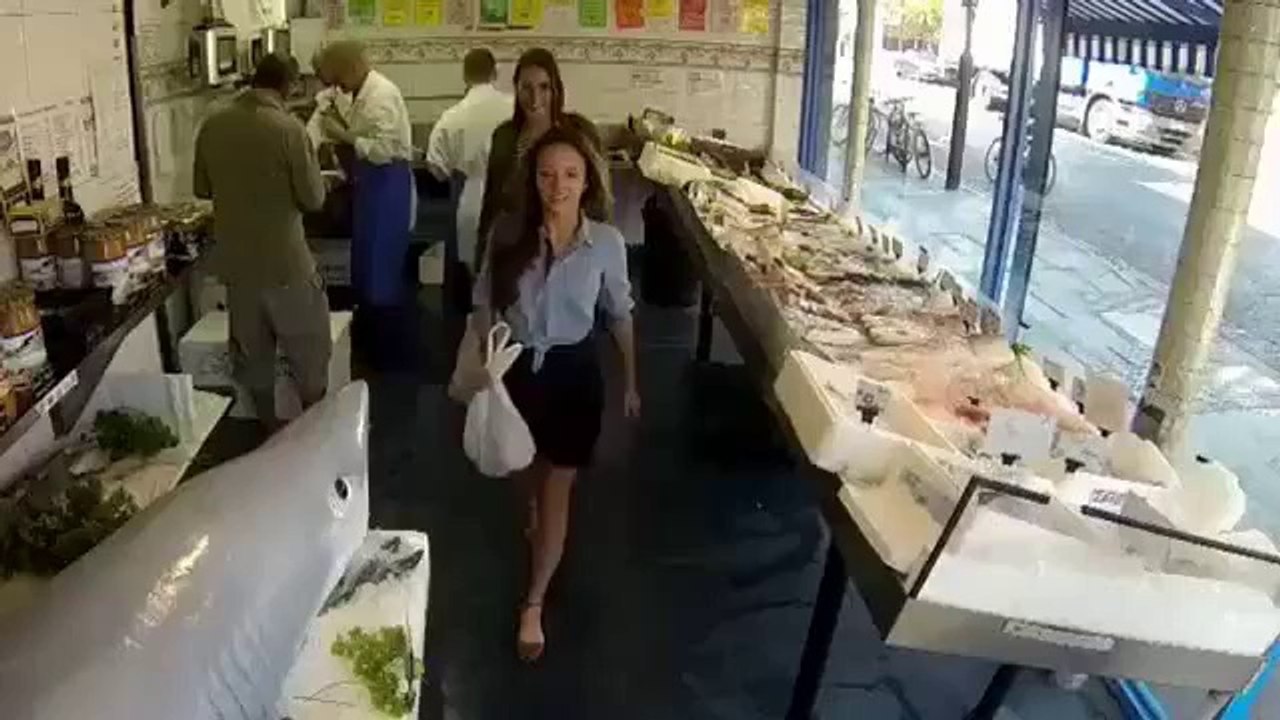 Kızlara Canlı Köpek Balığı Şakası Yapılırsa