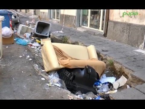 Napoli - Rifiuti, ambulanti, clochard: il degrado di Piazza Garibaldi (12.08.14)