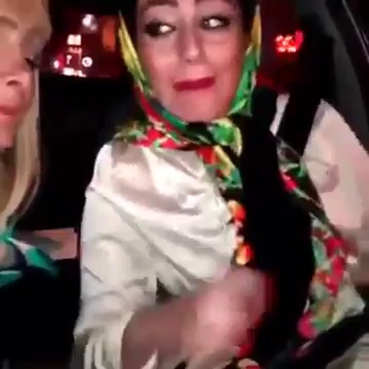 Deux femmes préfèrent chanter au volant, ce qui...