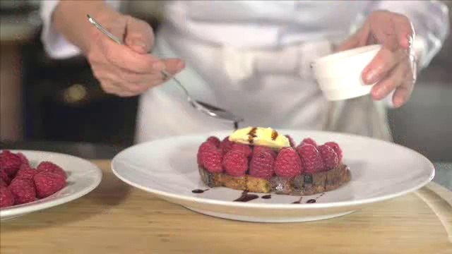 Pain perdu aux noisettes et framboises, glace à l'huile d'olive et vinaigre balsamique de Reine Sammut