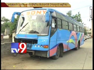 Prakash Raj escapes accident