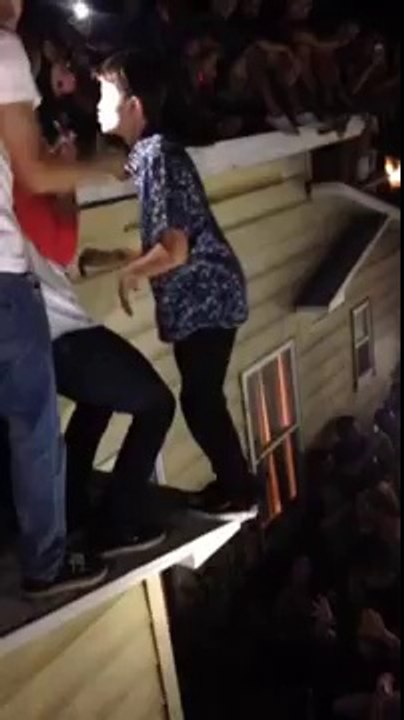 Sauter dans la foule depuis un toit : gros backflip raté!