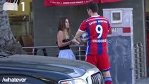 Le footballeur du Bayern Munich Robert Lewandowski drague les filles dans la rue!