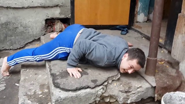 Un homme sous l'effet de la drogue Krokodil