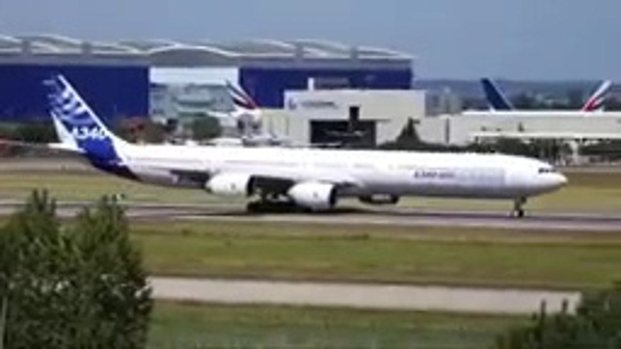 Airbus A340-600 dangerous and scary take-off.mp4