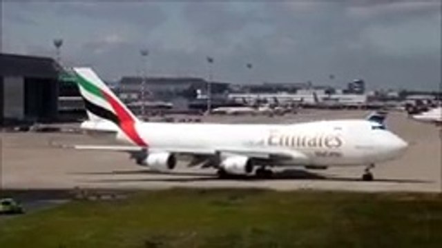 Boeing 747-400 very early rotation ! 600 meter take-off run of a Boeing 747. Emirates Sky Cargo.mp4