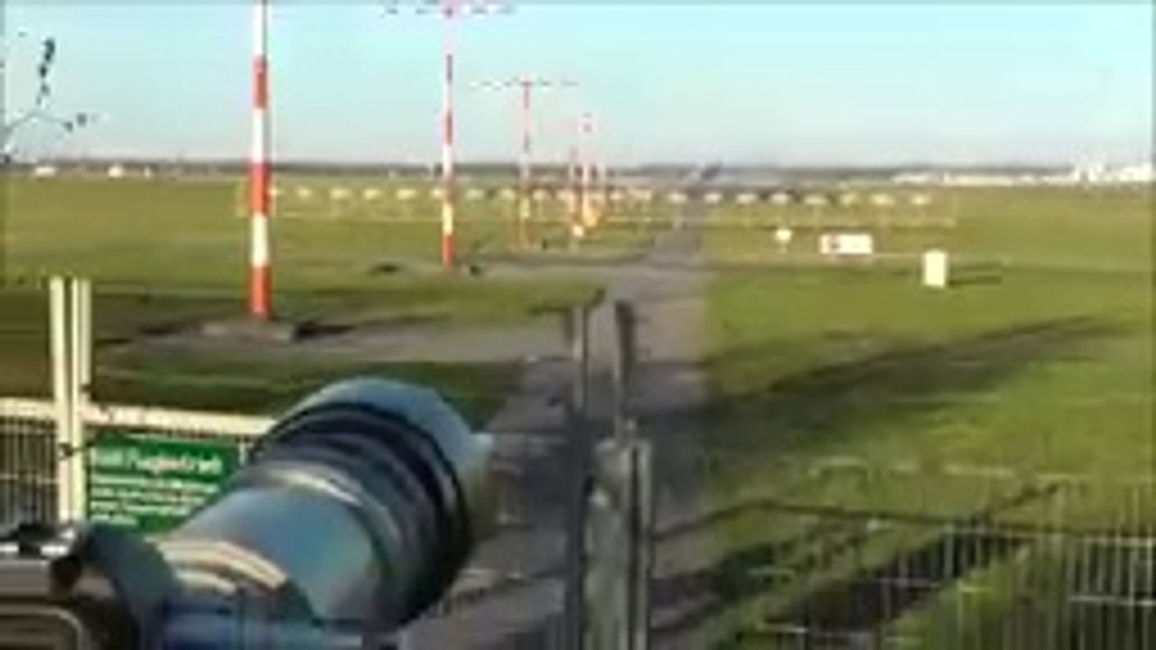 TNT Boeing 747-400 very hard Landing at Düsseldorf, Close up (HD).mp4