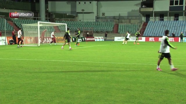 La splendide reprise de volée de Cesc Fabregas !