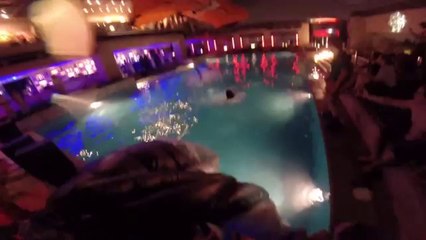 En plein base jump, il atterrit dans la piscine d'un hôtel grand luxe !