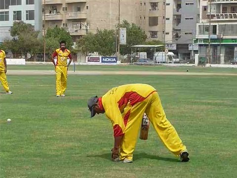 SNR. FC CRICKET UMPIRE JUNAID GHAFOOR INTRODUCING COMMENTATOR NADEEM BUKHARI CRICKET COMMENTARY NADEEM BUKHARI : 1st SEMI FINAL 3rd VITAL 5 CLUB RAMZAN CRICKET FESTIVAL 2014 : YJ CC KARACHI vs VITAL FIVE CC KARACHI 24-07-14 SKBZ COLLEGE GROUND (2)