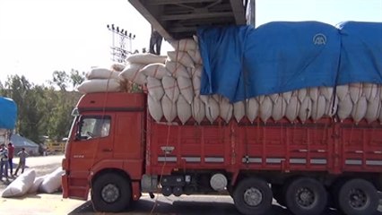 Saman Yüklü Kamyon Üst Geçide Sıkıştı