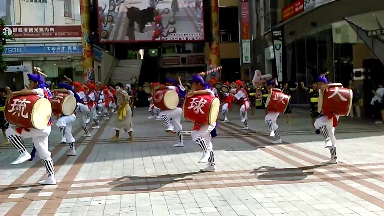 Eisa dance performance in Naha (Kokusai dori)