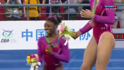 Simone Biles attaquée par une abeille sur le podium