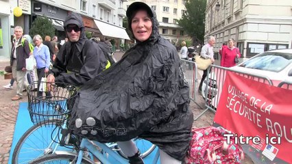 Défilé de mode cyclo sous la pluie