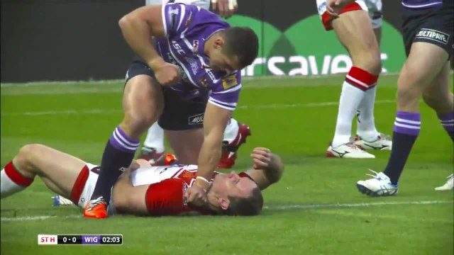 Ben Flower frappe Lance Hohaia durant la Super League