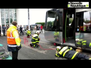 VIDÉO. Les pompiers soulèvent le tram de Tours