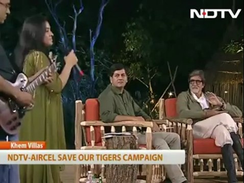 ایک طرف ایور گرین ہیرو امیتاب بچن اور دوسری طرف سنیدی چوہان کی پرفامنس۔ واہ کیا انداز ہے سنیدی تیرا۔