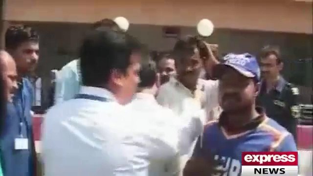 Woman gives birth to quintuplets in Karachi 16 years later