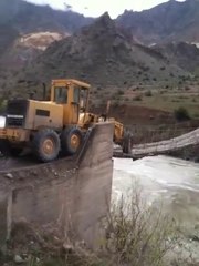 Il faut un sacre culot pour traverser ce pont avec tel engin