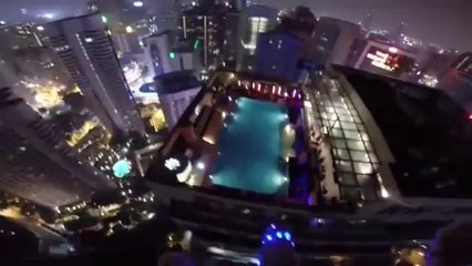 Base jump dans une piscine depuis un gratte ciel