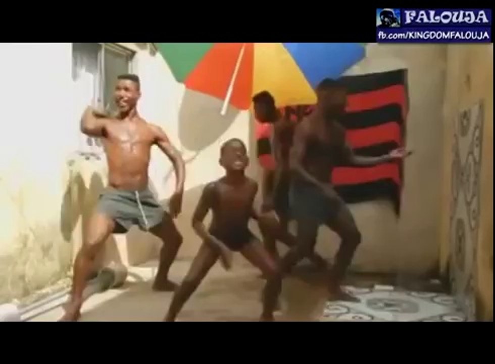 اضحك مع الأفارقة فعلا شعب متخلف بمعنى الكلمة لا يتقن إلا الرقص والتحشيش،شريكي لزافريكان مقودين هاهاهاه