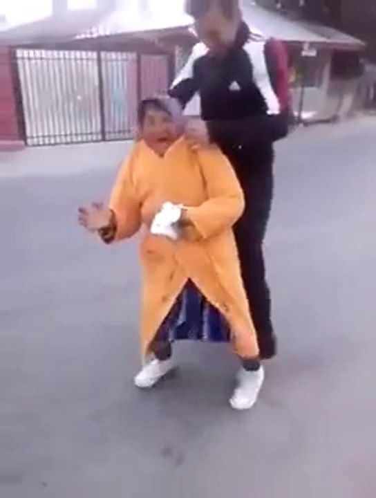 الدولة لإسلامية داعش عملية نوعية خاصة القاء القبض على عجوز انتحارية قبل تفجير نفسها،تحذير المقطع مضحك جدا