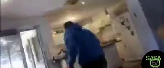 Oyun Oynarken Evin İçine Eden Gençler