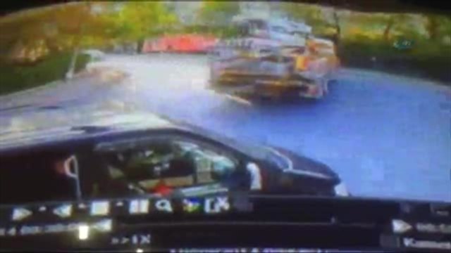 Kağıthane'de Kamyondan Kurtulan Otomobil, Polis Otosuna Çarptı