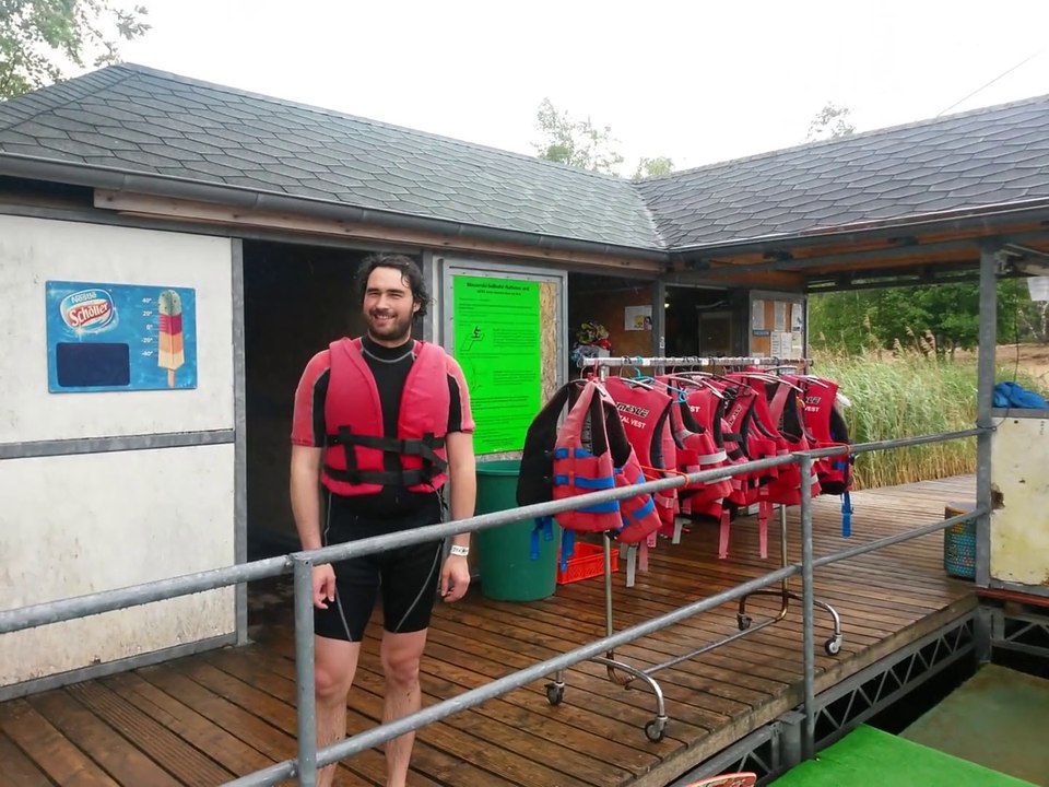 Wake-boarden im Regen