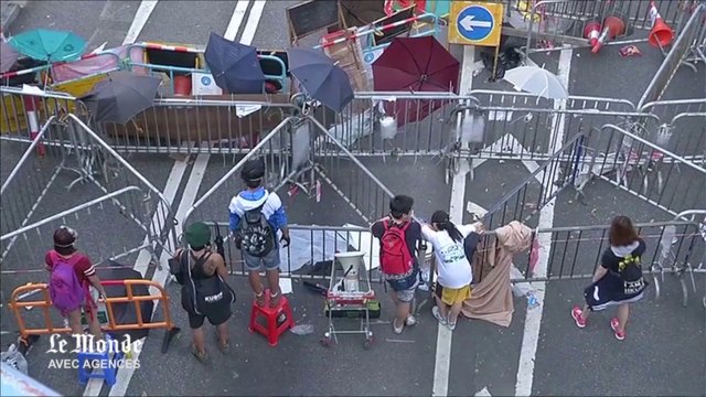 Hong Kong : la police commence à démonter les barricades des manifestants